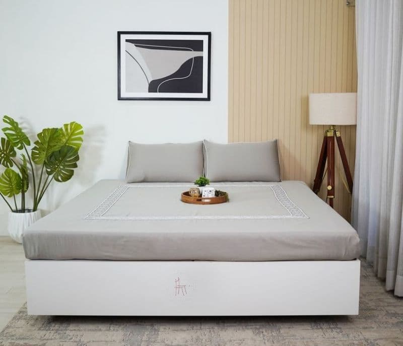 Ariyah Embroidery 300 TC Flat Pure Cotton King Size Bedsheet With 2 Pillow Covers