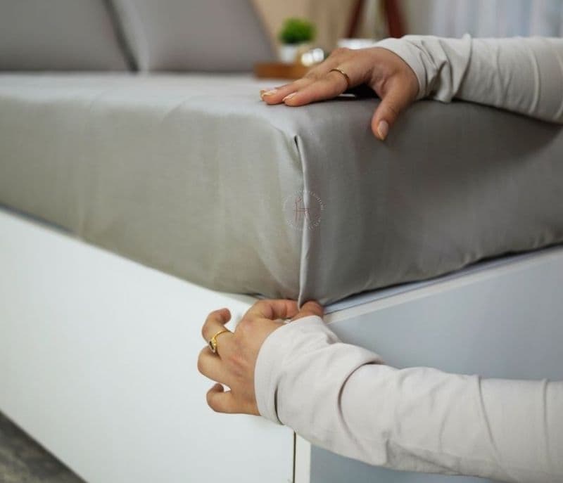 Image 6 for Ariyah Embroidery 300 TC Flat Pure Cotton King Size Bedsheet With 2 Pillow Covers