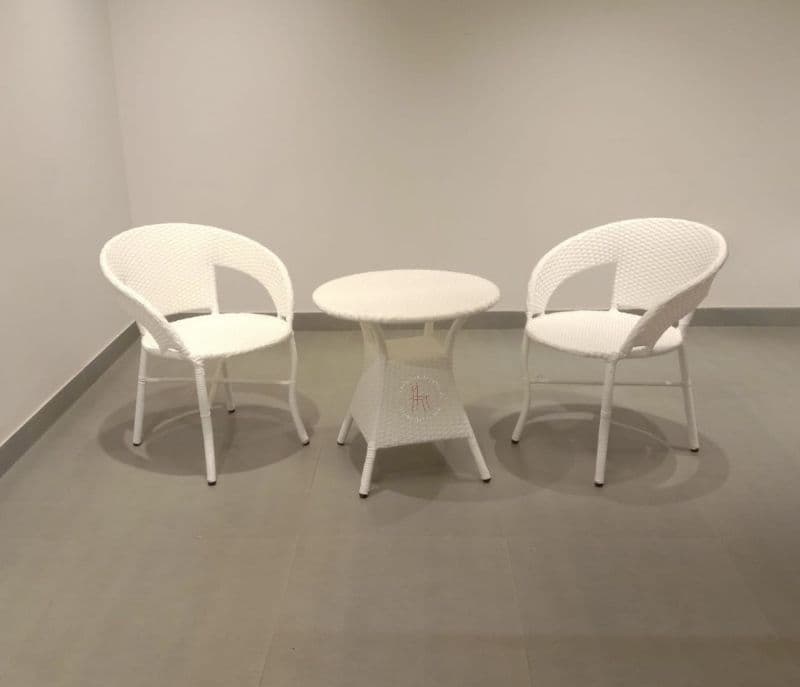 D12 Table 1+2 chairs (EC)